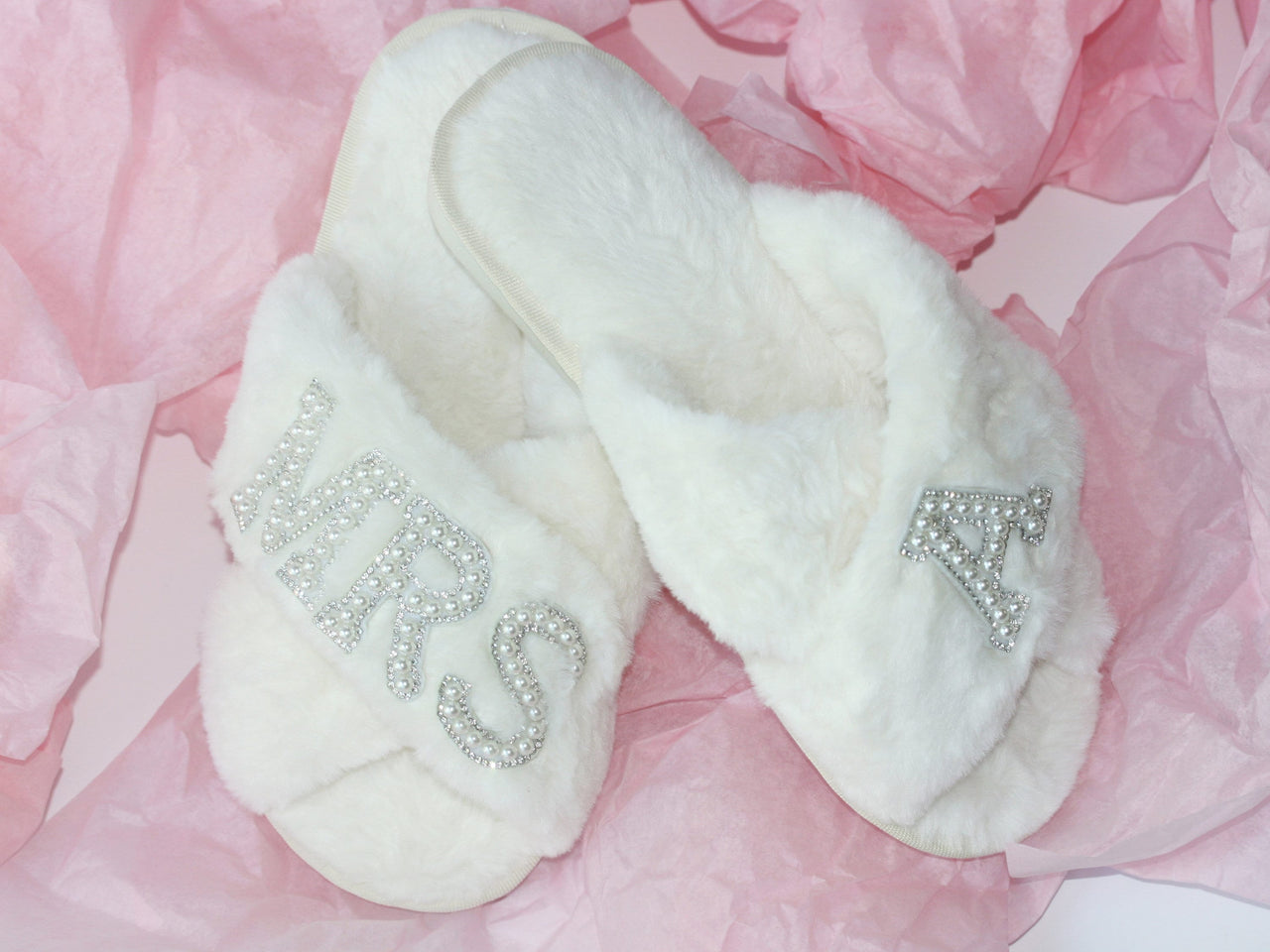 Bride Slippers, Bridesmaid slippers, Bridal slippers, custom slippers, fluffy slippers with Pearl patch, Wedding set, bridesmaid gifts